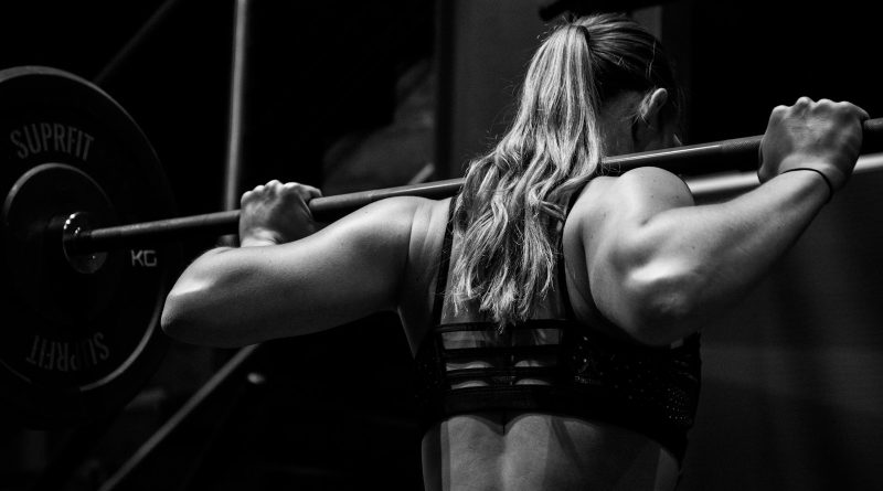 woman lifting barbell